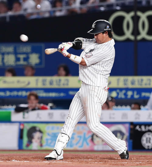 ロッテ対オリックス　7回裏ロッテ1死二塁、藤岡は右越えに勝ち越しの2点本塁打を放つ（撮影・丹羽敏通）
