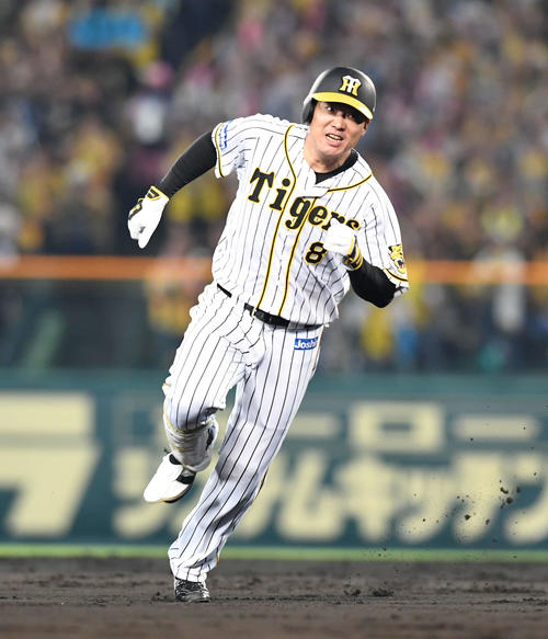 阪神対巨人　4回裏阪神無死、福留は右越三塁打を放ち激走する（撮影・山崎安昭）
