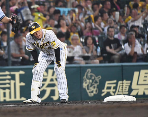 阪神対巨人　4回裏阪神無死、福留は右越三塁打を放ち疲れた表情を見せる（撮影・奥田泰也）