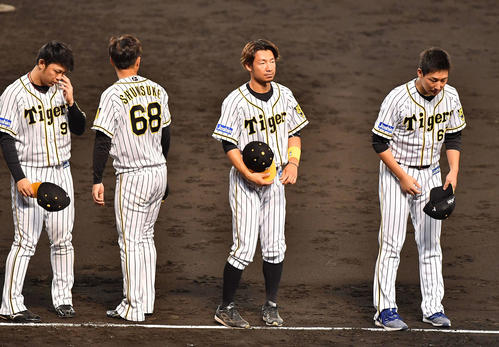 ファンに帽子を取ってあいさつする鳥谷敬（右から2人目）（撮影・上田博志）