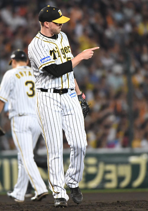 坂本勇の飛球をを捕球した糸原を指さすジョンソン（撮影・奥田泰也）