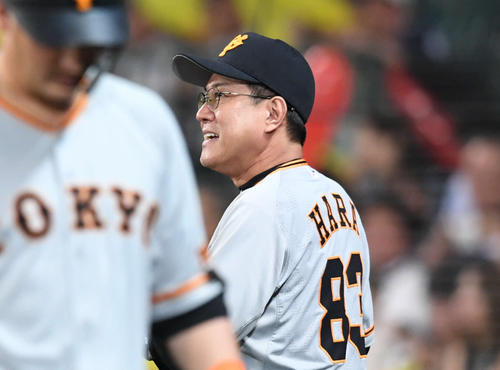 阪神対巨人　険しい表情を見せる巨人原監督（撮影・山崎安昭）