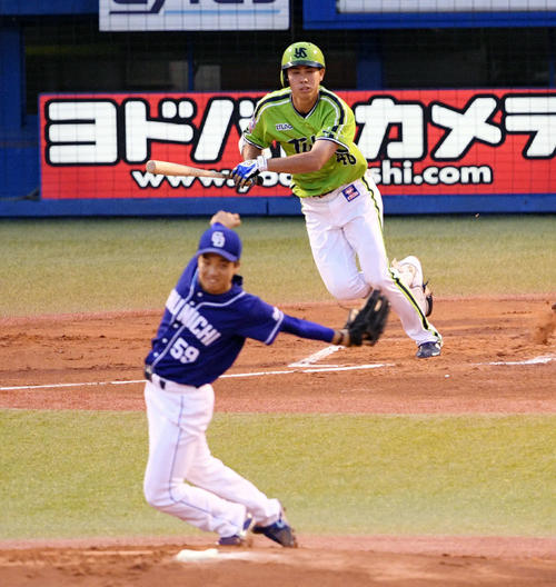 8月18日のヤクルト対中日　1回裏ヤクルト無死、太田は投手強襲打を放つ。投手山本（撮影・滝沢徹郎）