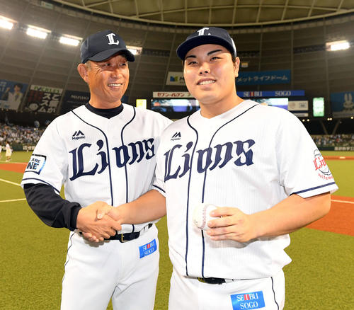 西武対ソフトバンク　初勝利を飾り辻監督（左）と握手を交わす平良（撮影・たえ見朱実）
