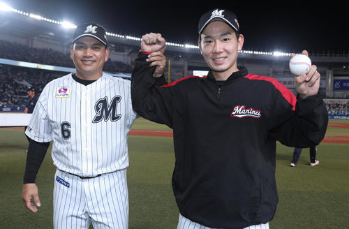 8月24日のロッテ対ソフトバンク　井口監督（左）から初勝利を祝福されるロッテ中村稔（撮影・中島郁夫）