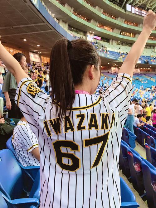 岩崎投手のユニホームを着て応援する河野万里奈