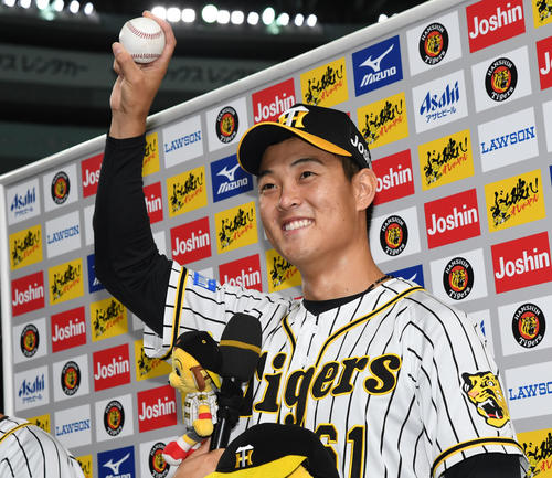 8月22日、阪神対DeNA　初勝利をあげた望月惇志はウイニングボールを手に笑顔を見せる（撮影・奥田泰也）