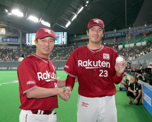 7月30日の日本ハム対楽天　完封でプロ初勝利を挙げ楽天平石監督（左）と笑顔で撮影に応じる弓削（撮影・佐藤翔太）