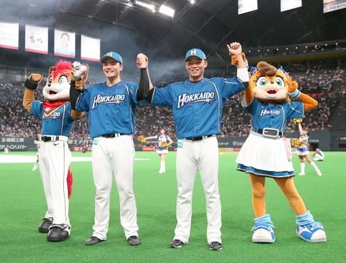 8月17日の日本ハム対楽天　試合後、スタンドに向かってあいさつする清宮（左）と王柏融（撮影・黒川智章）