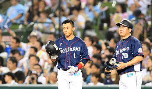 8月31日の西武対ソフトバンク　3回裏西武1死、右安打を放つ栗山巧。球団新記録の1807安打をマーク（撮影・たえ見朱実）