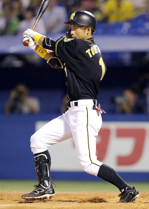 8月25日のヤクルト対阪神　9回表阪神1死、遊安打を放つ鳥谷（撮影・前田充）