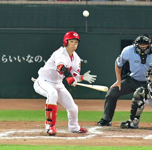 8月2日の阪神戦、中前適時打を放つ広島西川