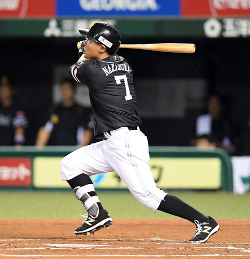 8月30日の西武対ソフトバンク　2回表ソフトバンク2死、先制の右越えソロ本塁打を放つ中村晃（撮影・たえ見朱実）