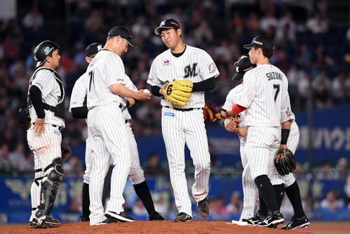 ロッテ対オリックス　6回、交代を命じられマウンドを降りるロッテ土肥（中央）（撮影・滝沢徹郎）