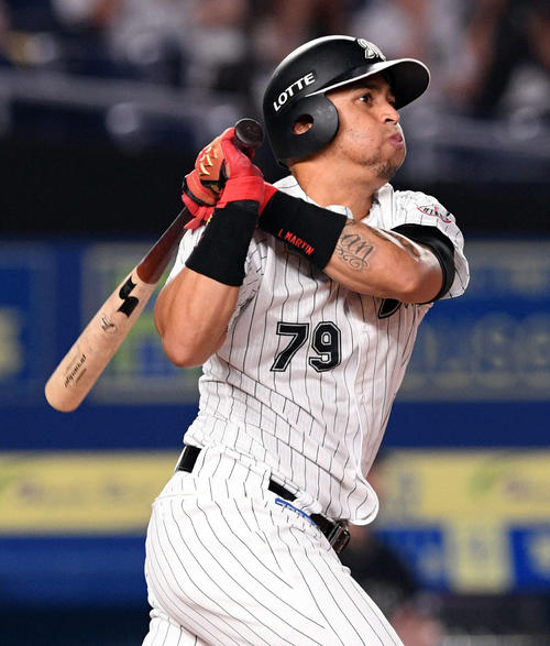 ロッテ対オリックス　1回裏ロッテ1死一塁、先制の右越え2点本塁打を放つマーティン（撮影・滝沢徹郎）