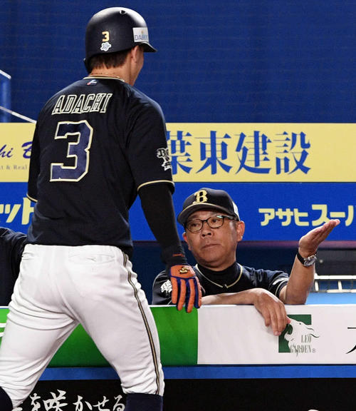 ロッテ対オリックス　2回表オリックス2死三塁、西浦の適時打から生還した安達（手前）を出迎える西村監督（撮影・滝沢徹郎）