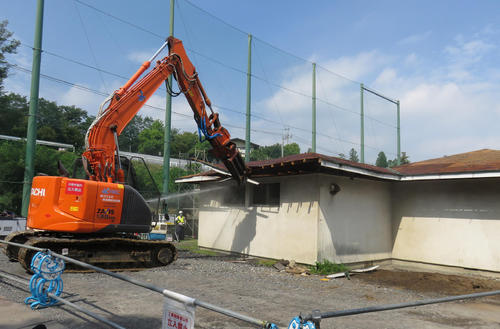 解体工事が開始された旧若獅子寮（撮影・栗田成芳）