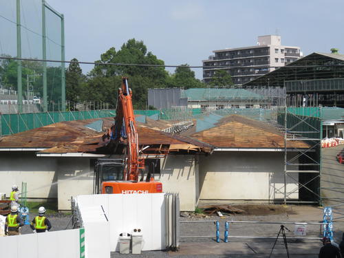 解体工事が開始された旧若獅子寮。右奥は旧室内練習場（撮影・栗田成芳）