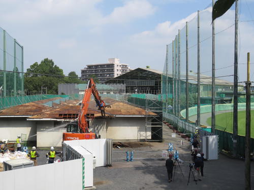 解体工事が開始された旧若獅子寮。右が第2球場。奥は旧室内練習場（撮影・栗田成芳）