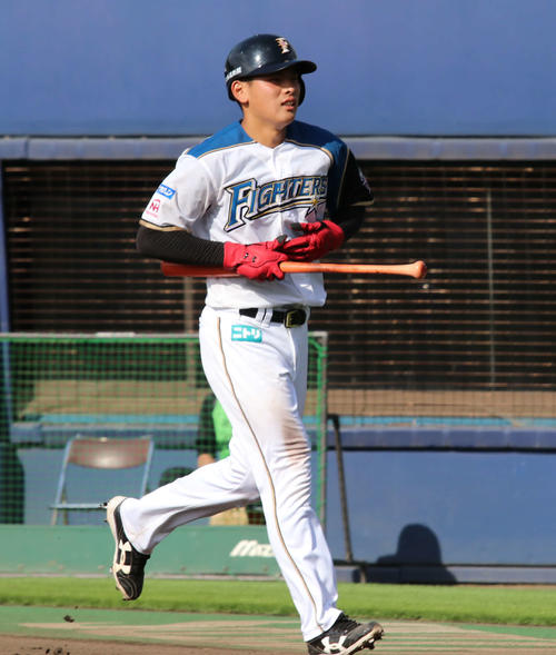 7月19日のイースタン・リーグ日本ハム対DeNA　8回に田宮の放った適時打で二塁から生還し、ベンチへ戻る日本ハム野村