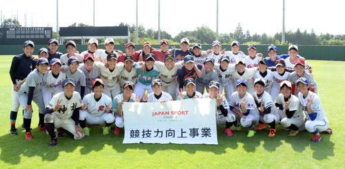 1日、U18女子野球日本代表のトライアウトに参加した選手たち（撮影・鈴木正章）