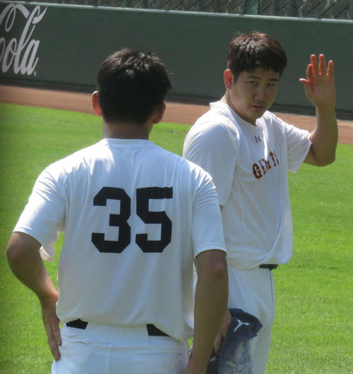 巨人菅野は桜井（手前）に助言を送る（撮影・桑原幹久）