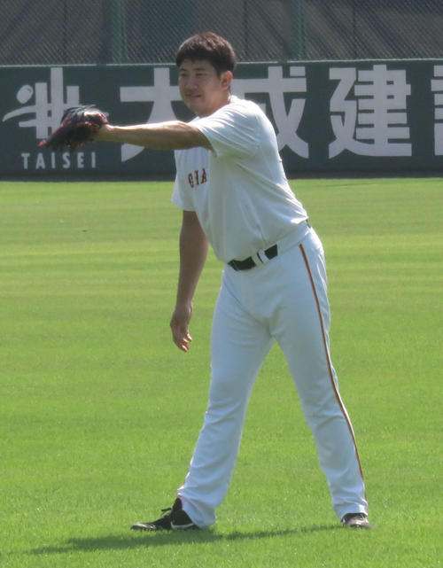 巨人菅野はキャッチボール相手の桜井のボールをキャッチする（撮影・桑原幹久）