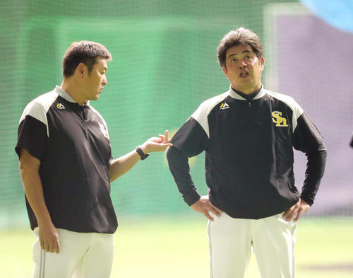 ソフトバンク　練習前、倉野コーチ（左）と話をする工藤監督（撮影・梅根麻紀）