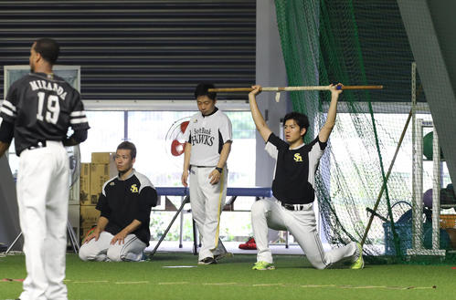 体幹トレーニングで汗を流す高橋礼、左は千賀（撮影・梅根麻紀）