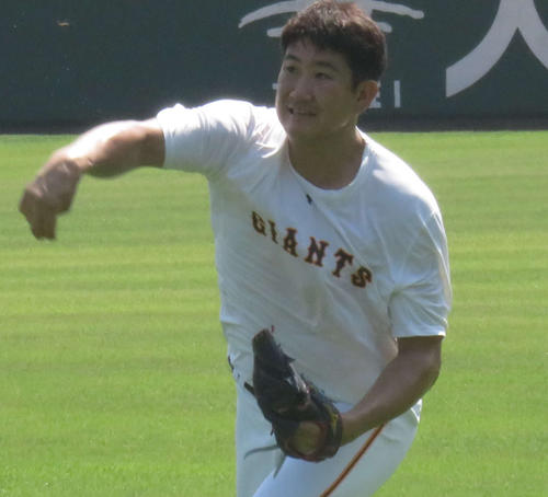 キャッチボールを行う巨人菅野（撮影・桑原幹久）