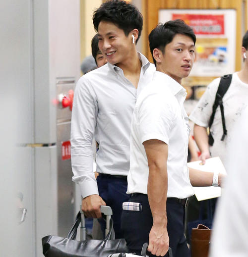 横浜へ移動する近本（手前）と木浪（撮影・上山淳一）