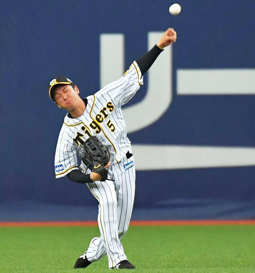 山田哲人の中前安打の打球を本塁へ送球し坂口智隆を刺す近本光司（2019年3月29日撮影）
