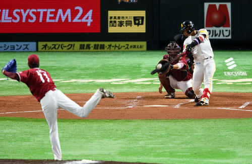 2回裏ソフトバンク1死、今宮は左越えに先制ソロ本塁打を放つ。投手岸（撮影・栗木一考）