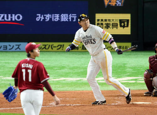 4回裏ソフトバンク無死一塁、内川は左越えに2点本塁打を放つ。投手岸（撮影・栗木一考）