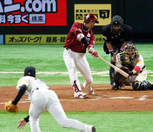 8回表楽天1死、小郷は右越えにソロ本塁打を放つ。投手高橋礼（撮影・栗木一考）