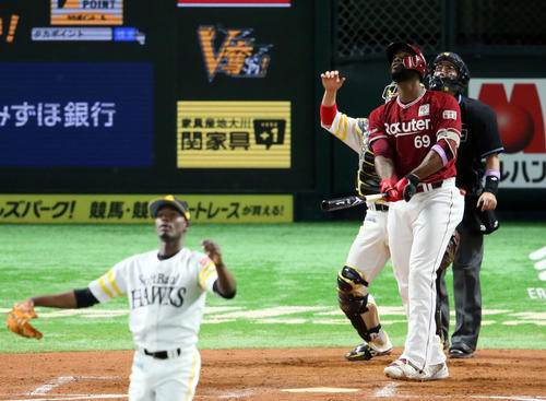 8回表楽天2死満塁、ブラッシュは右飛に倒れる。投手モイネロ（撮影・栗木一考）