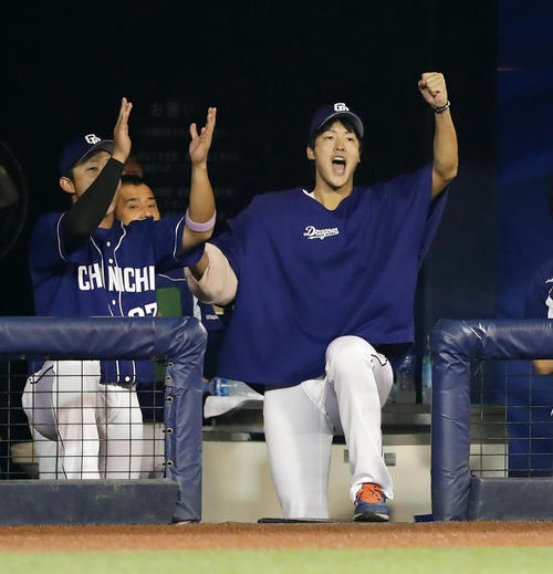 巨人対中日　7回表中日1死三塁、阿部が中前適時打を放ち、ベンチでガッツポーズする梅津（中央）（撮影・浅見桂子）