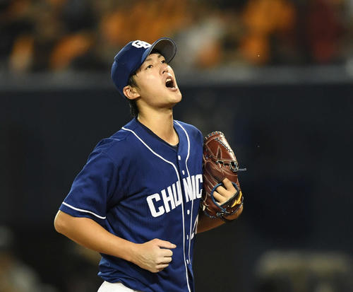 5回裏巨人2死二、三塁、坂本勇を空振り三振に仕留めほえる梅津（撮影・鈴木みどり）