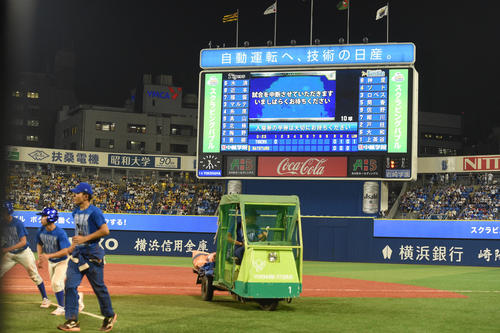 DeNA対阪神　1回裏に雷鳴のため、試合が中断した（撮影・柴田隆二）