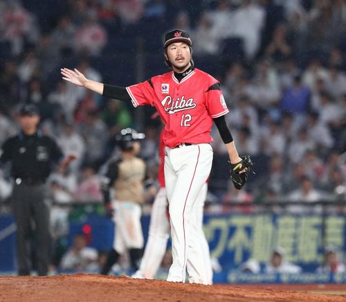 ロッテ対日本ハム　6回表日本ハム無死一、二塁、近藤を投ゴロの併殺にとる石川（撮影・黒川智章）