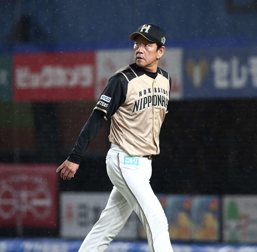 ロッテ対日本ハム　6回裏、渋い表情で投手交代を告げる栗山監督（撮影・黒川智章）