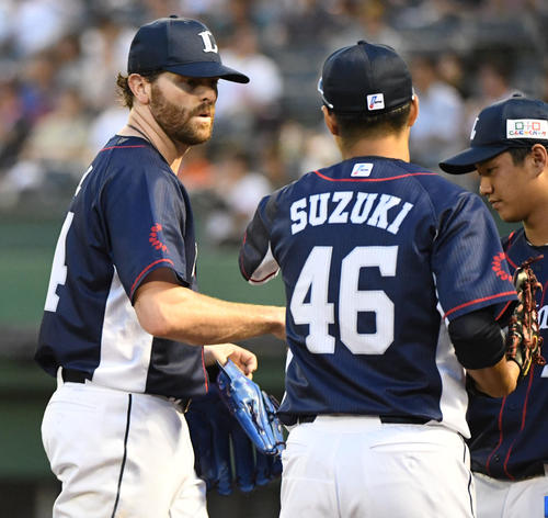 オリックス対西武　1回を無失点に抑えたニール（左）はナインとタッチを交わす（撮影・奥田泰也）