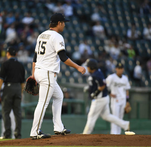 オリックス対西武　1回表西武2死一塁、中村に2点本塁打を浴びた荒西（撮影・渦原淳）