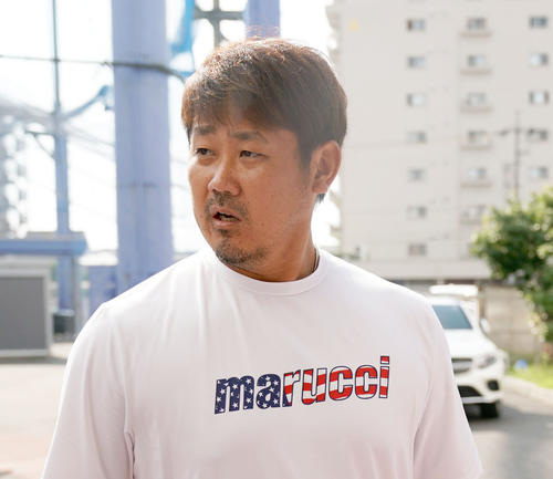 練習後、報道陣に囲まれ話をする松坂大輔（撮影・森本幸一）