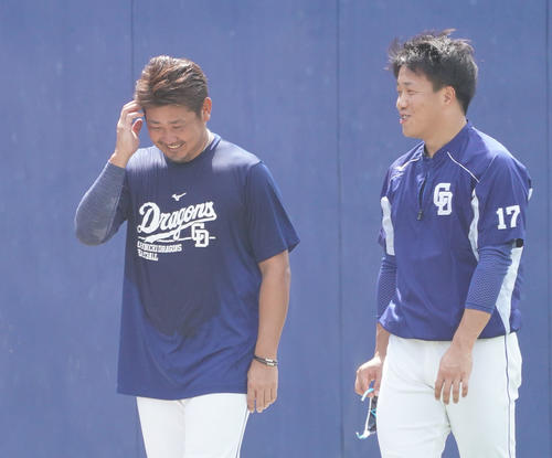 柳裕也（右）と談笑する松坂大輔（左）（撮影・森本幸一）