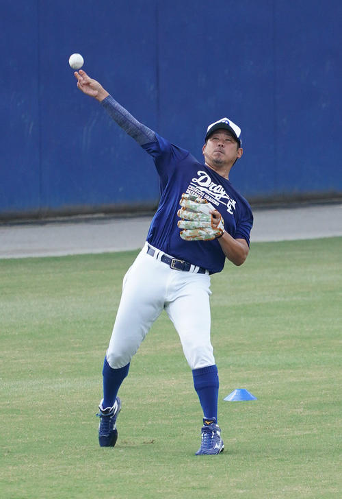 キャッチボールをする中日松坂（撮影・森本幸一）