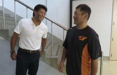 稲葉監督（左）は前西武監督でハンファの田辺打撃コーチと試合前に談笑した