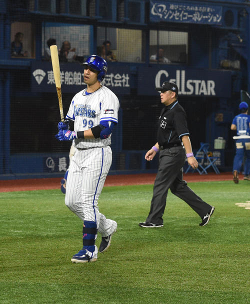 DeNA対阪神　1回裏に雷鳴のため、試合が中断しソトがベンチに引き揚げる（撮影・柴田隆二）