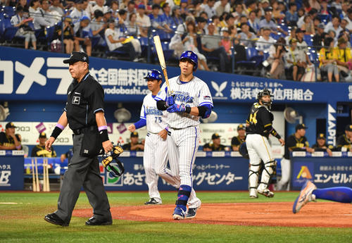 DeNA対阪神　1回裏に雷鳴のため、試合が中断し審判とソトがベンチに引き揚げる（撮影・柴田隆二）