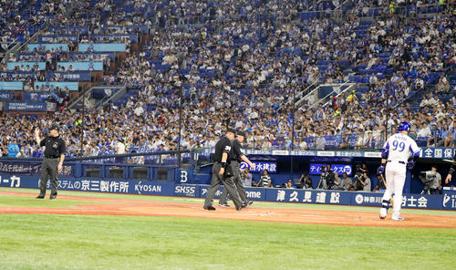 DeNA対阪神　1回裏DeNA1死、雷雨のため中断となり選手をベンチへ引き揚げさせる審判団（撮影・加藤哉）